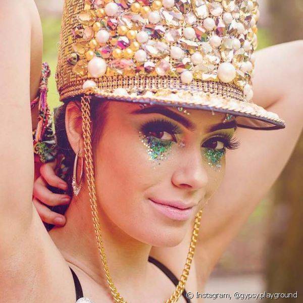 A melhor maneira de destacar a fantasia ? apostar na maquiagem de carnaval com muito glitter (Foto: Instagram @gypsy.playground)